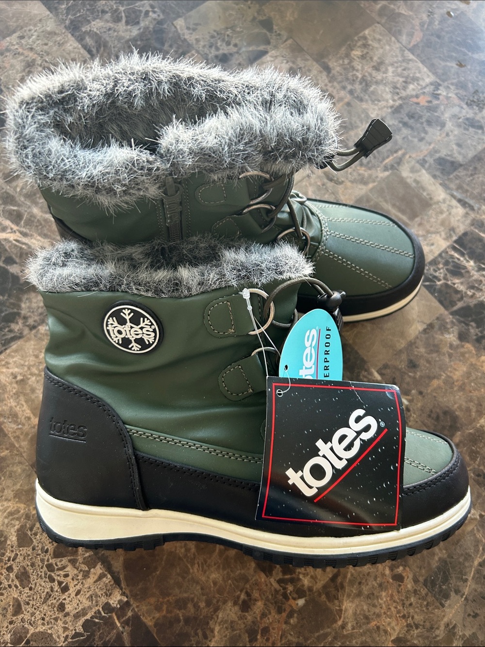 NWT 🆕 totes Women’s Olive Green Faux-Fur Winter Snow Boots, Faux Fur Trim size 7